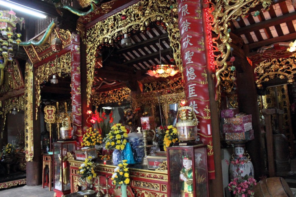 35-Inside the Don Moua temple.jpg - Inside the Don Moua temple